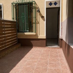Alquiler De Casa En Pocitos, 1 Dormitorio, Patio Al Frente Y Azotea Transitable.