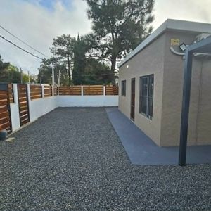 ML Propiedades Ofrece En Alquiler, Excelente Propiedad, 2 Dormitorios Con Placares, Baño Completo Con Mampára, Cochera Techada, Calefactor Flandes, Aire Acondiconado, Parrillero Techado.