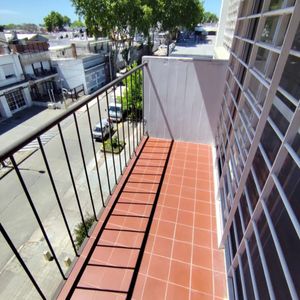 Exclusivo Apartamento De 2 Dormitorios En Alquiler, Con Vistas Al Frente, Estratégicamente Ubicado En La Vibrante Esquina De Joanicó Y Pernas.