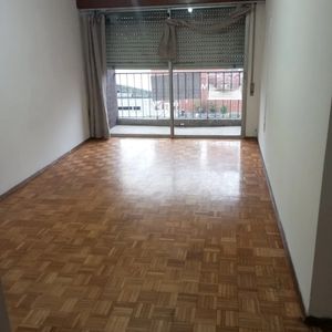 Alquiler En Tres Cruces De 2 Dormitorios, Piso Alto Al Frente, Con Balcon Y Terraza Lavadero, Frente A Medica Uruguaya
