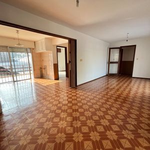 Alquile Apartamento De 2 Dormitorios Y Cochera En La Comercial