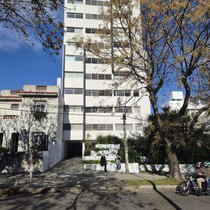 Pocitos, Amplio Apartamento De 3 Dormitorios Con Vista Despejada Y Cochera