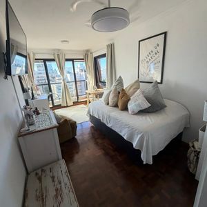 Alquiler En Pocitos, Mono Ambiente En Piso Alto Al Frente Con Balcon, Incluye Linea Blanca, Porteria Diurna