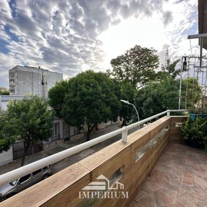 Apartamento En Venta, 2 Dormitorios Y Balcón Al Frente, En Reducto.