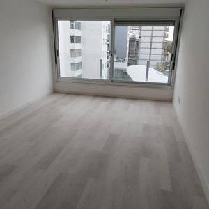 Alquiler En Tres Cruces De 1 Dormitorio Moderno, Terraza, Porteria, Sum