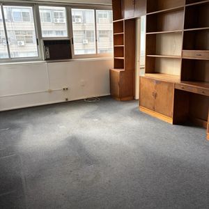 Alquiler En Ciudad Vieja, 1 Dormitorio, Piso Alto Al Frente, Calefaccion Central, Porteria