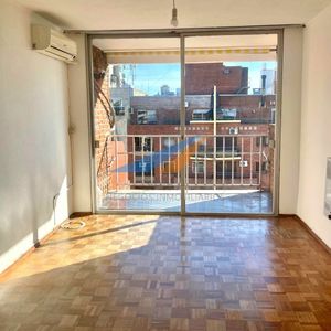 Alquiler Apartamento 2 Dormitorios En Punta Carretas! Piso Alto. Balcón Al Frente!