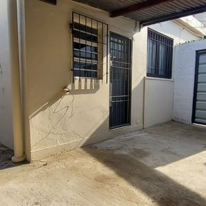 Alquiler En Malvin Norte, Ph En Planta Baja Al Lateral, 2 Dormitorios 2 Baños, Patio Y Cochera