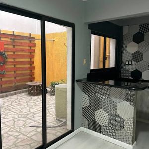 Alquiler En El Centro, 2 Dormitorios, Piso 1 Por Escalera, Balcon Y Terraza, Gastos Bajos