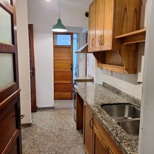 Alquiler En Parque Batlle, 2 Dormitorios Y 2 Baños, Patio, Planta Baja, Gastos Comunes Bajos, Cochera