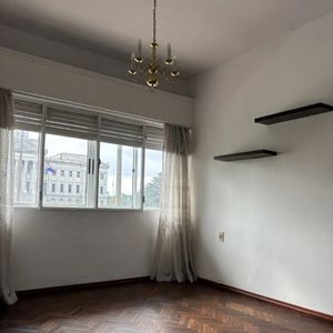 Exclusivo Apartamento De Lujo Sobre Av. Del Libertador, Con Vistas Privilegiadas Al Palacio Legislativo, 4 Amplios Dormitorios Y 2 Baños Completos.