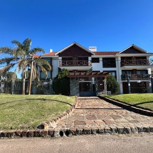 Apartamento En Venta De 3 Dormitorios Con Azotea De Uso Exclusivo En Carrasco