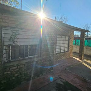 ML Propiedades Vende Propiedad Proindivisa En Partes Iguales, Casa Estilo Chalet + Apartamento Al Fondo, 90 M2 Edificados, 3-4 Dormitorios Totales,2 Baños, Parrillero Techado, Entrada Lateral Vehicular. No Acpeta Banco.