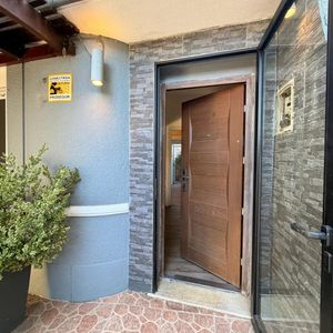 ¡alquiler De Casa Reciclada Con Patio Y Cochera!