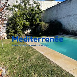 Excepcional Casa En Malvín: Amplio Terreno, Construcción Tradicional Y Ubicación Privilegiada.