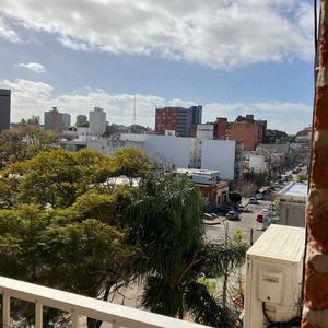 A Pasos Del Smi Y Hospital Militar, Centenario Y Rep. Dominicana,  Piso Alto Al Frente Con Terraza , Edificio Nuevo Y Orientación Norte. !!!