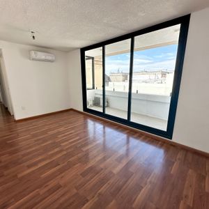 Venta De Apartamento Con Renta En Ciudad Vieja De 2 Dormitorios Y Garaje