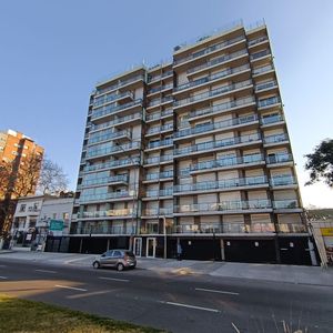 Hermoso Ambiente Con Patio. Moderno, Impecable. Bvar Artigas