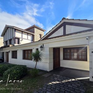 Sólida Casa En Venta En Carrasco Con Excelente Ubicación