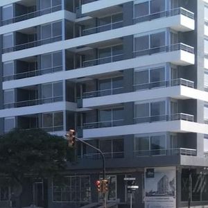 Apartamento Con Renta En Tres Cruces: 1 Dormitorio, Patio Privado Y Parrillero.