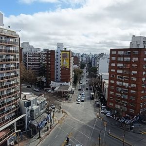 Alquiler De Amplio Monoambiente En Piso 9. Apto Para Vivienda U Oficina.