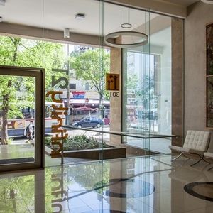 Alquiler De Amplio Monoambiente Con Terraza.apto Para Vivienda U Oficina.
