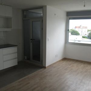 Alquiler En Tres Cruces/ La Comercial, 1 Dormitorio, Piso 5 Al Frente, Terraza Lavadero, Porteria