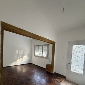 Alquiler Casa En Buceo, 2 Dormitorios, Planta Baja Al Frente, Patio Interno, Sin Gastos