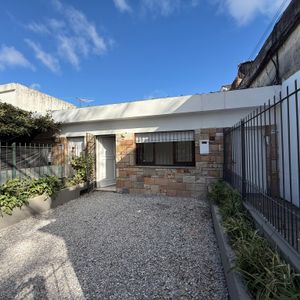 Alquiler Casa Al Frente Ph 1 Dormitorio Con Cochera Abierta Union