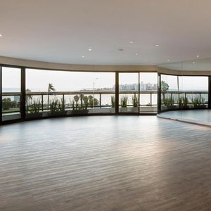 Venta Exclusivo Apartamento De Lujo De 380 M² Frente Al Mar - 4 Suites Y Servicio. Pocitos