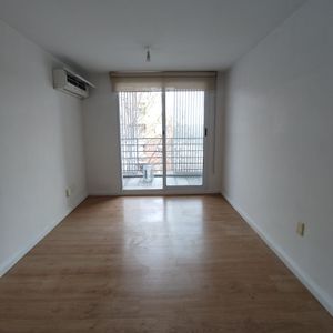 En Alquiler, 1 Dormitorio Con Garage, Cómodos Ambientes, Muy Luminoso.