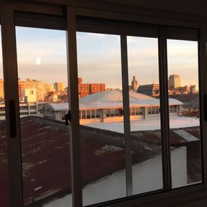 Exclusivo Apartamento En Alquiler: 2 Dormitorios, Piso 6 Al Frente Con Vistas Privilegiadas, Ubicado En La Prestigiosa Esquina De Rondeau Y Nueva York.