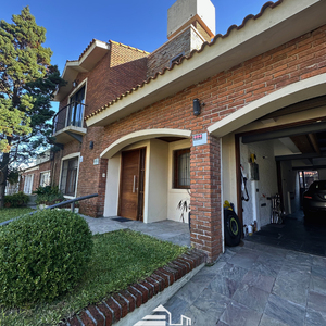 Venta De Casa 4 Dormitorios, 5 Baños Y Garage En Malvin