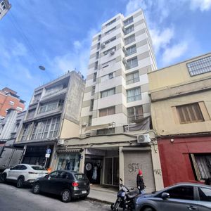 Monoambiente Al Frente , Excelente Ubicación En Cordón,  Vázquez Y Colonia, A Metros De Av. Uruguay Y Av. 18 De Julio.