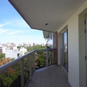Piso Alto. Apto Al Frente, Vistas Despejadas. Próximo A Facultades, Parque Rodó. Zona Con Variedad De Servicios