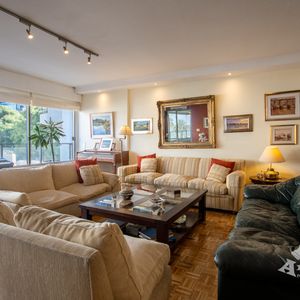 Excelente Apartamento CLásico, Renovado Con Toda La Comodidad Y Estilo, Estratégicamente Ubicado Sobre Francisco Solano Antuña, A Tan Solo Pasos De La Rambla En La Zona Más Linda Y Buscada De Punta Carretas.