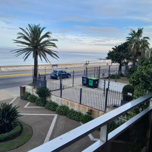 Alquiler De Hermoso Apartamento De 2 Dormitorios, 2 Baños Y Garaje Frente A La Rambla De Malvín, En El Corazón De Playa Honda.