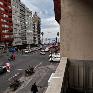 Exclusivo Apartamento De 3 Dormitorios Con Vistas, 2 Baños Completos, Amplia Terraza Frontal Y Calefacción Central, Estratégicamente Ubicado Sobre Bulevar España A Metros De La Rambla.