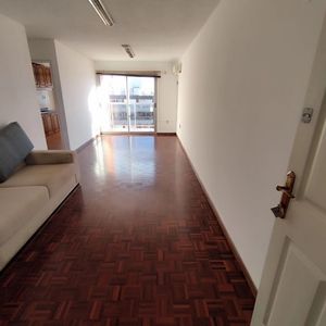 Alquiler En Pocitos, 2 Dormitorios Y 2 Baños, Piso Alto, Balcon Y Terrazas, Porteria
