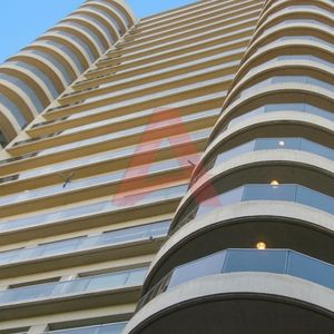 Frente Al Golf – Edificio De Categoria - Venta Apartamento De 3 Dormitorios Y Servicio - 3 Garajes