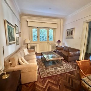 Venta De Apartamento De 2 Dormitorios Y Servicio En Punta Carretas