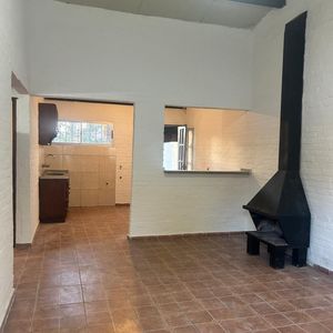 Cómoda Casa Con Espacio Para Auto Y Fondo