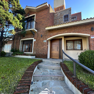 Venta Casa 4 Dormitorios + Apartamento Garage Patio Jacuzzi Exterior En Malvin Sur