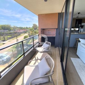 Venta Apartamento 3 Dormitorios, 2 Baños Y Terraza Con Parrillero, Vista Lateral Al Mar En Rambla Ciudad De La Costa
