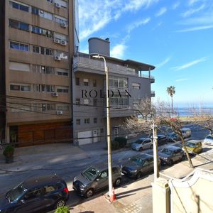 Apartamento Alquiler Pocitos 1 Dormitorio Patio Terraza A Metros Del Mar Porteria