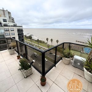 Penthouse En Alquiler En Punta Carretas, Frente A La Rambla, 2 Dormitorios / Amueblado