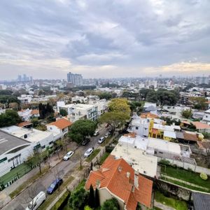 Apartamento De 3 Dormitorios Con Cochera A Metros De La Rambla, Excelente Vista Y Ubicación.