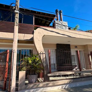 Casa En Venta En Artigas, Con Piscina En Barbacoa, Zona Céntrica.