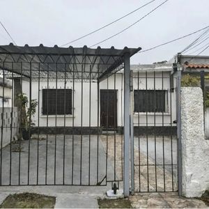 Venta Casa Y Apartamento Al Fondo, 3 Dormitorios Totales, Estufa A Leña, Patio Parrillero, Cocheras