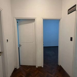 Apartamento De 2 Dormitorios En Venta | Amplio, Ventilado Y A Pasos De Peatonal Sarandí Usd 100.000